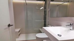 Kúpeľňa v ubytovaní VACAY Apartamento Aqua, Punta Roma, Frente al mar y piscina, en Costa Brava, L'Escala!
