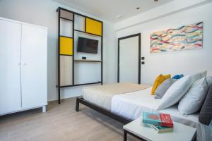 um quarto com uma cama e um sofá em Faliraki Premium Hotel em Faliraki
