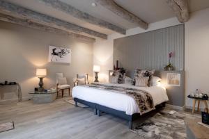 a bedroom with a large bed and two chairs at Domaine De L´Oiseau in Gergy