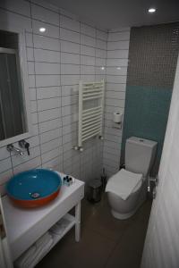イスタンブールにあるミネル ホテルのバスルーム(青いシンク、トイレ付)