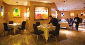 Een restaurant of ander eetgelegenheid bij Hotel Riu Palace Tres Islas