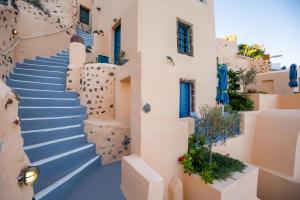 un escalier sur le côté du bâtiment dans l'établissement Horizon Aeifos Suites, à Oia