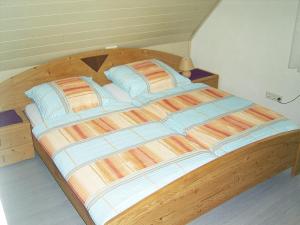 Cama o camas de una habitación en Ferienhaus und Ferienwohnung Knappstein