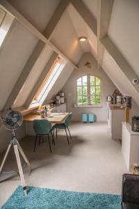 a kitchen and dining room in an attic at Casa Allegria - Zuiderbosch in Bergen