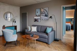 ein Wohnzimmer mit einem Sofa und einem Tisch in der Unterkunft Downtown Apartments Mitte-Wedding in Berlin