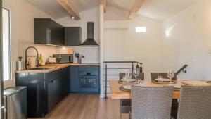 cocina con mesa y sillas en una habitación en La Palmeraie Galli - Duplex de Charme, en Sanary-sur-Mer