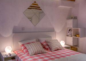 1 dormitorio con 1 cama con 2 almohadas en Two Friends Dubrovnik Palace, en Dubrovnik