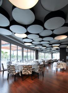 Reštaurácia alebo iné gastronomické zariadenie v ubytovaní Hotel Abades Nevada Palace