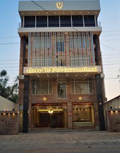 budynek z napisem na przodzie w obiekcie Hotel Shree Shyam International w mieście Bilaspur