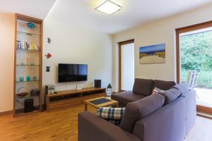 Televízia a/alebo spoločenská miestnosť v ubytovaní Apartamenty Świnoujście - Rezydencja Sienkiewicza