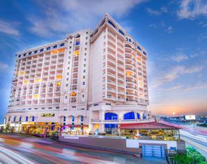 ein großes weißes Gebäude mit einer Straße davor in der Unterkunft Tolip Hotel Alexandria in Alexandria