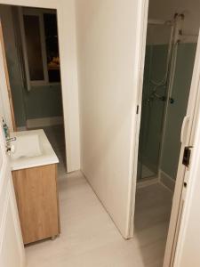 La salle de bains est pourvue d'un lavabo et d'une douche. dans l'établissement 7 Luz Hostel, à Lisbonne