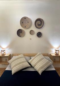 sypialnia z łóżkiem z płytkami na ścianie w obiekcie Ca' Santa Barbara, Free Wi-fi, Sea view, Sal Rei, Boa Vista, Cape Verde w mieście Sal Rei