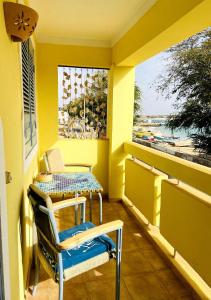 een balkon met een tafel en stoelen en een raam bij Ca' Santa Barbara, Free Wi-fi, Sea view, Sal Rei, Boa Vista, Cape Verde in Sal Rei