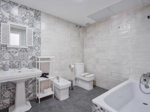 łazienka z umywalką, toaletą i wanną w obiekcie Sur Suites El Carmen w mieście Fuengirola +22 zdjęcia