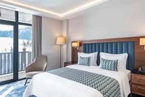 Postel nebo postele na pokoji v ubytování Ambassadori Goderdzi Hotel