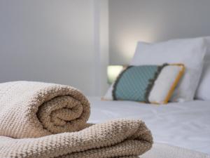 Łóżko lub łóżka w pokoju w obiekcie Sur Suites El Carmen