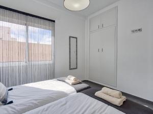 sypialnia z dwoma łóżkami i dużym oknem w obiekcie Sur Suites El Carmen w mieście Fuengirola