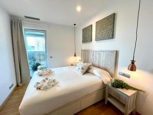 Un dormitorio con una gran cama blanca y una ventana en Fira Gran Via - Barcelona4Seasons, en Hospitalet de Llobregat