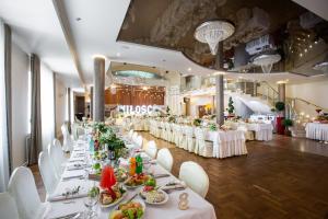 厄爾科的住宿－萊德威斯基酒店，长餐厅设有白色的桌子和白色的椅子