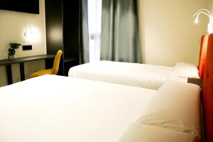 Postel nebo postele na pokoji v ubytování Arena Zone Hotel
