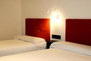 Postel nebo postele na pokoji v ubytování Arena Zone Hotel