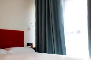 Postel nebo postele na pokoji v ubytování Arena Zone Hotel