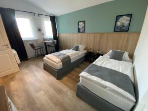 um quarto com 2 camas, uma mesa e uma sala de jantar em Aparthotel Charlotten em Hanôver