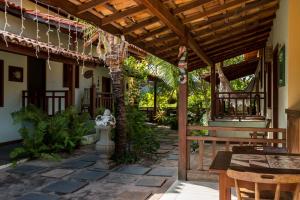 a patio of a house with a wooden pergola at Pousada Jurará e Vila Jurará in Atins