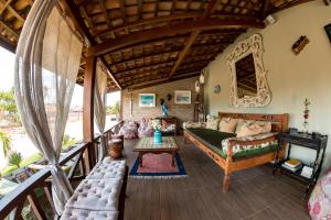 a living room with a couch and a table at Pousada Jurará e Vila Jurará in Atins