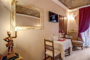 a dining room with a table and a mirror at La Reggia dei Principi in Rome