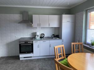 Kuchyň nebo kuchyňský kout v ubytování Ferienwohnung Iris Hinrichs 95150