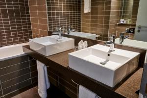 كروان بلازا مانشستر سيتي سنتر في مانشستر: حمام مع مغسلتين وحوض استحمام