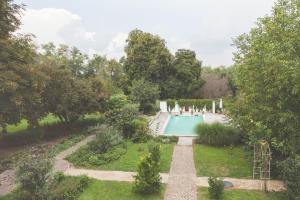 an overhead view of a swimming pool in a garden at Babérliget Kúria - Adults only in Polány