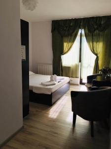 1 dormitorio con cama y ventana grande en Casa Famous en Iaşi