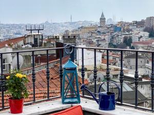 - Balcón con vistas a la ciudad en The Istanbuller, en Estambul