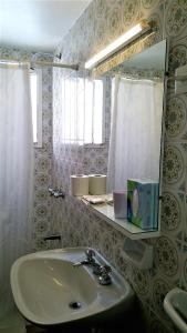 a bathroom with a sink and a mirror at Rosa de los Viajes in San Martín de los Andes