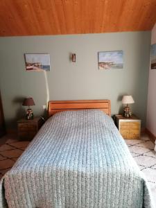 ein Schlafzimmer mit einem Bett mit einer blauen Decke in der Unterkunft Sherwood in Étretat