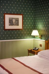 Postel nebo postele na pokoji v ubytování Strozzi Palace Hotel