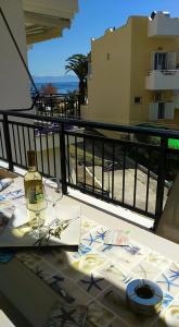 una mesa con una copa de vino en el balcón en Sea and joy, en Nea Iraklitsa