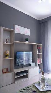 Televízia a/alebo spoločenská miestnosť v ubytovaní Sea and joy