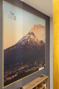 een grote foto van een berg op een muur bij Casa Magò in Catania