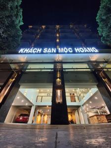 a store front with a sign that reads autism sammi moc house at Moc Hoang Hotel in Hanoi