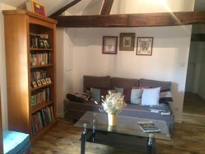 uma sala de estar com um sofá e uma mesa de centro em ensemble de deux chambres pour famille em Planioles