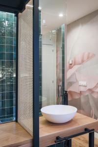y baño con lavabo blanco y ducha acristalada. en Home42, en Madrid
