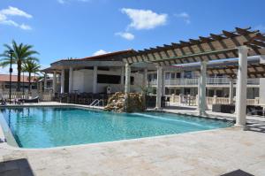 uma grande piscina com uma pérgula de madeira em Quality Inn and Conference Center Tampa-Brandon em Tampa