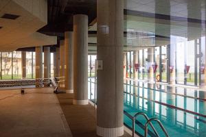 uma piscina com colunas num edifício em Seaside Apartaments Deluxe 627 em Kolobrzeg