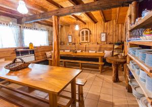 eine Küche mit Holztischen und Bänken in einer Hütte in der Unterkunft El Corralon in Casavieja