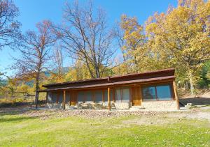 ein kleines Haus mitten auf einem Feld in der Unterkunft El Corralon in Casavieja