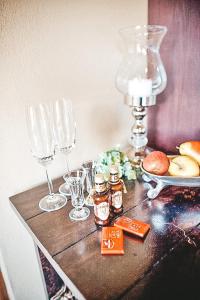stół z kieliszkami do wina i talerz jedzenia w obiekcie Grootvlakte Farm w mieście Somerset East
